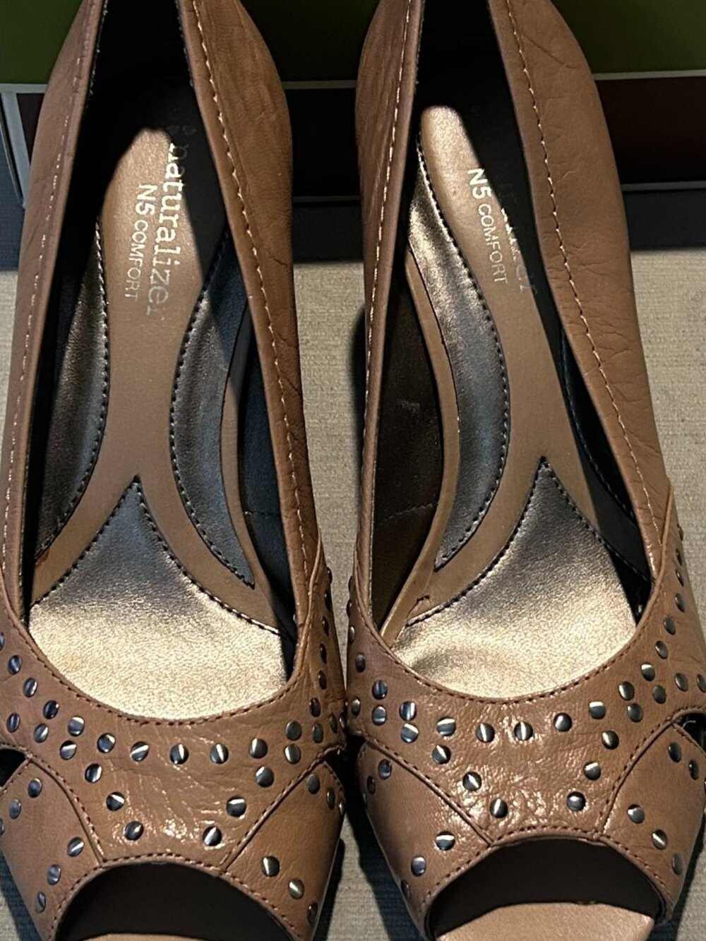 NATURALIZER Firefly Peep Toe Pump Edgewood Tan Leather Studded Size 7M